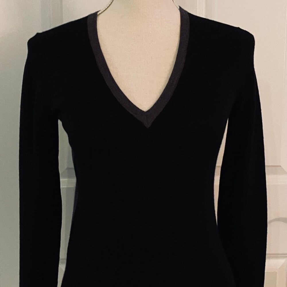 THEORY BLACK AND GRAY V NECK SWEATER - SIZE SMALL